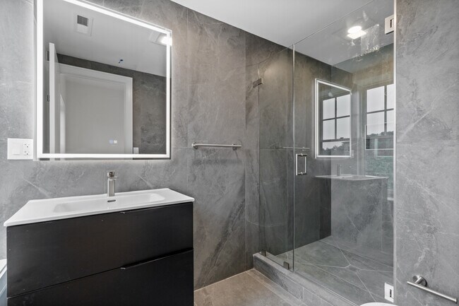 Building Photo - 1572 Beacon St