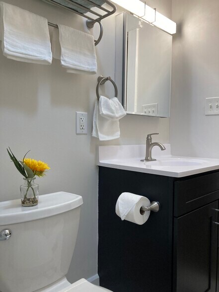 Upstairs full bath - 1417 N Hamilton Ave