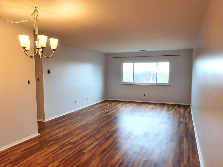 Large livingroom with window facing north - 20333 Detroit Rd