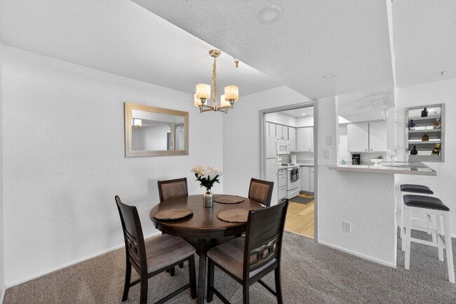 Building Photo - 425 S Parkcrest