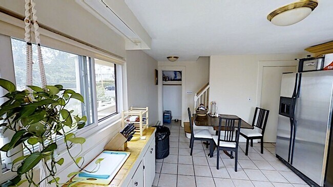 Building Photo - Somerville- 2.5 BR Apartment - 9/1/26 - NO FEE