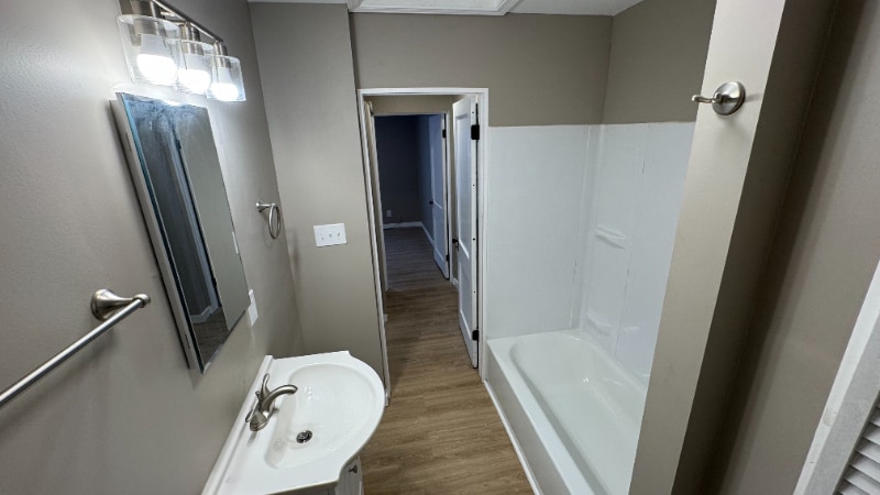 Building Photo - 404 W 5th St