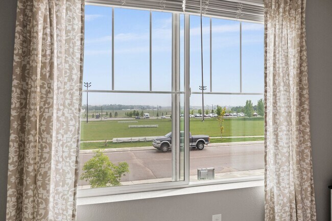 Building Photo - Beautiful 3-Bedroom Townhome with Park Views- Available July 25th!