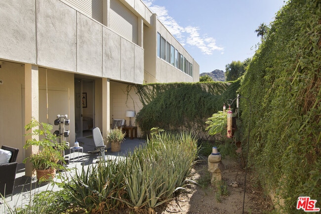 Building Photo - 501 Desert Lakes Cir