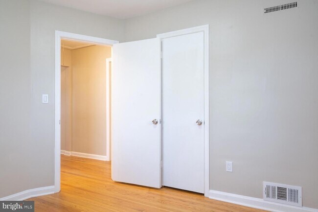 Building Photo - 3903 Fairview Dr