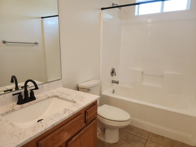 Building Photo - Amazing 2 bed + den / 2 baths in Stone Creek