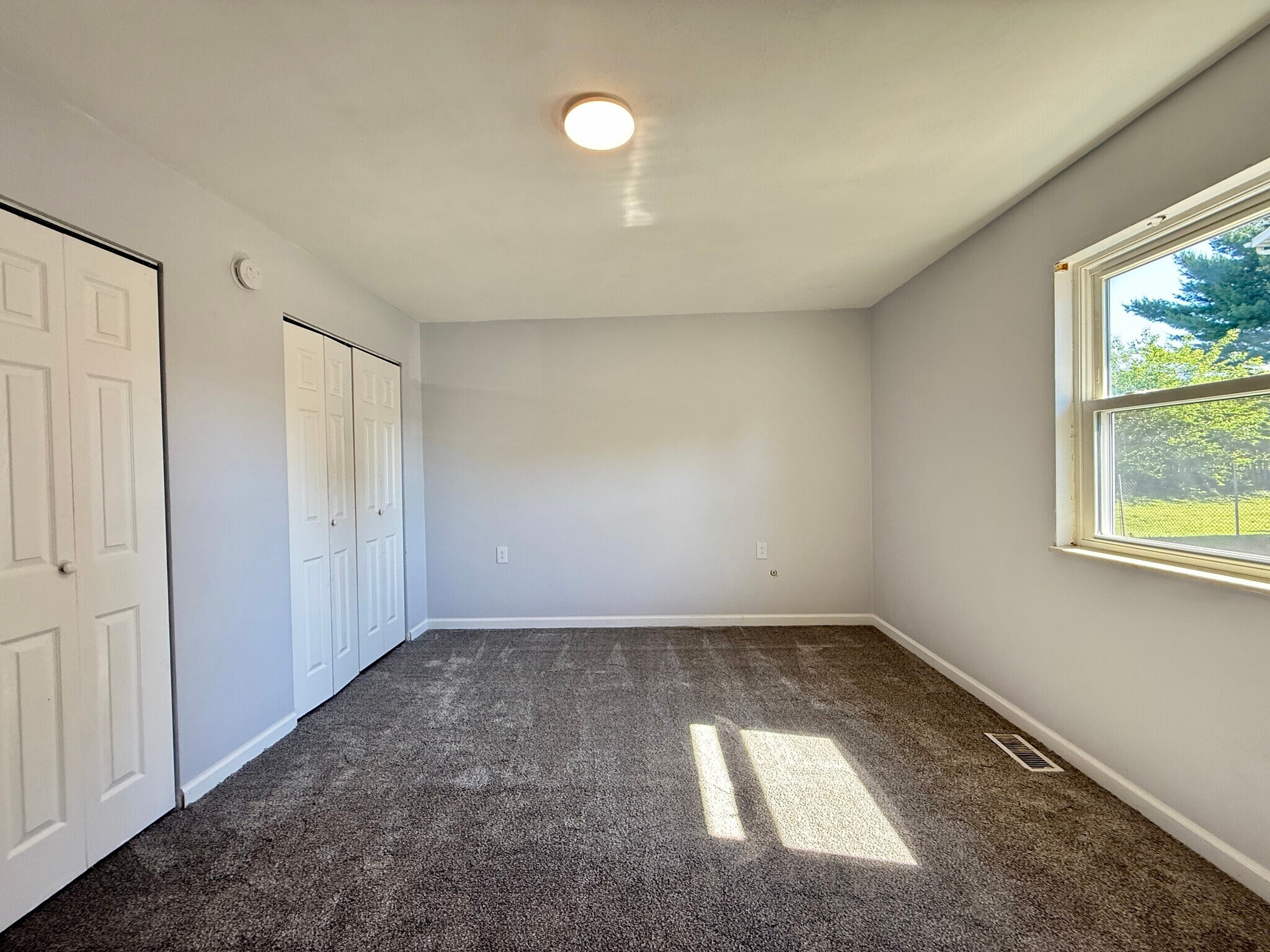 Building Photo - 2604 Eastview Dr