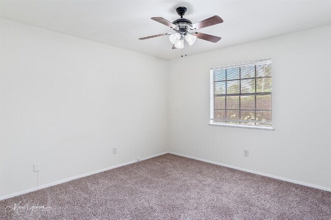 Building Photo - "Charming 3-Bedroom Retreat with Cozy Fire...