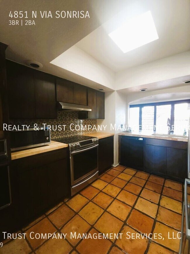 Building Photo - 4851 Vía Sonrisa