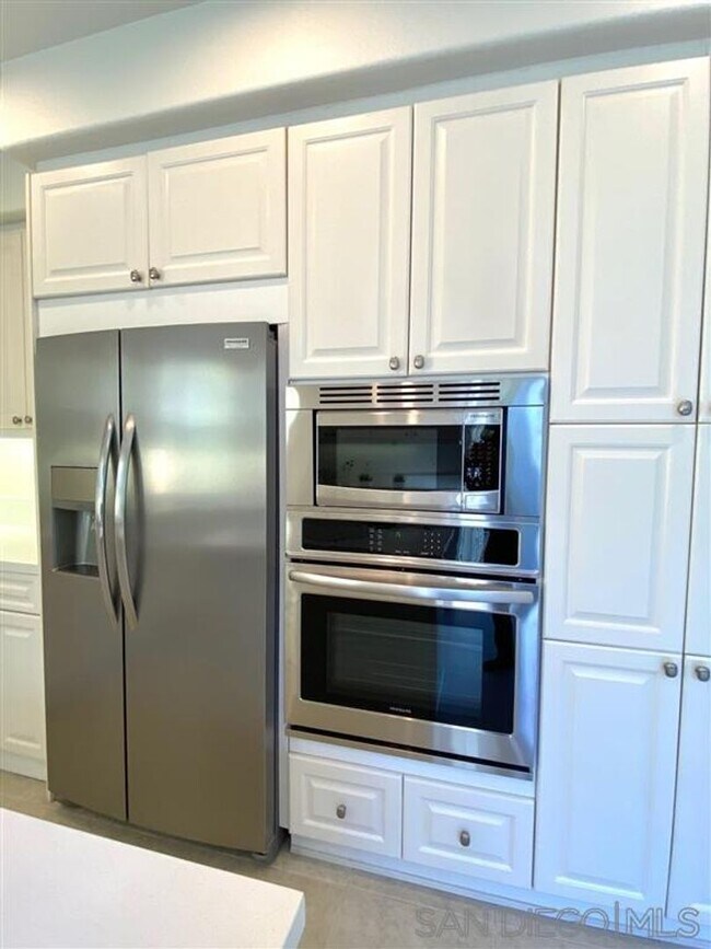 Building Photo - HOLLYFIELD CT - Spacious 5 Bedroom Carmel Valley Home on Quiet Cul-de-Sac — Available Aug 10! $10...