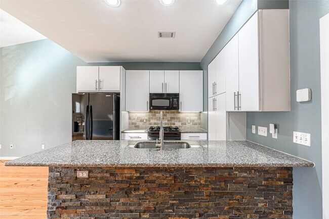 Building Photo - 3 N Ennis St