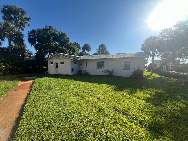 Building Photo - 1110 S Riverside Dr