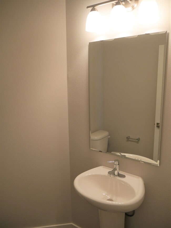 Building Photo - Beautiful Modern 2 Bedroom 2.5 Bath Townhouse in Arcadia Terrace
