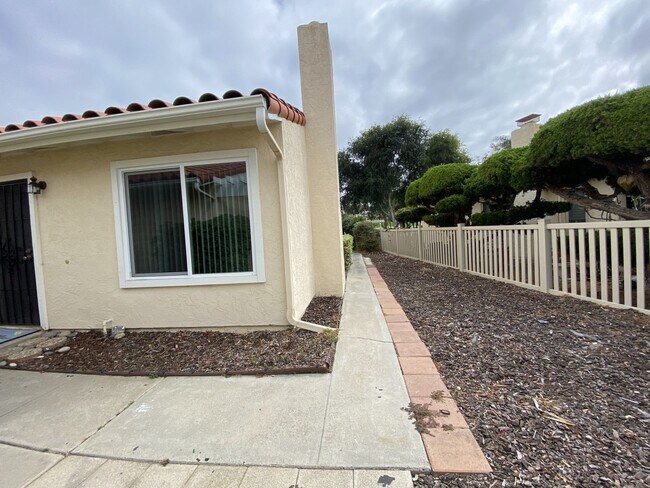 Building Photo - 2+bd/1ba Single Story Duplex Minutes Drive...