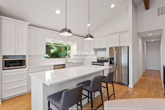 Building Photo - Mid-Century Modern Three Bedroom in Happy Valley!