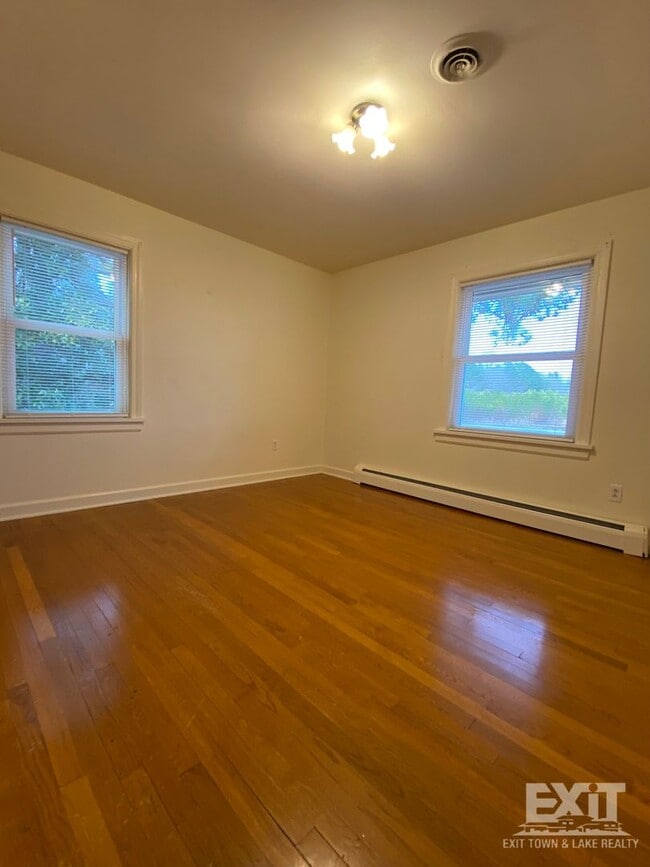 Building Photo - Well Maintained brick ranch home