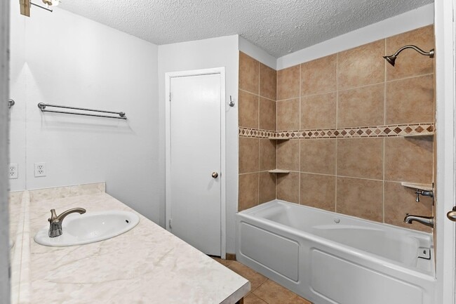 Building Photo - 607 Russet Valley Dr