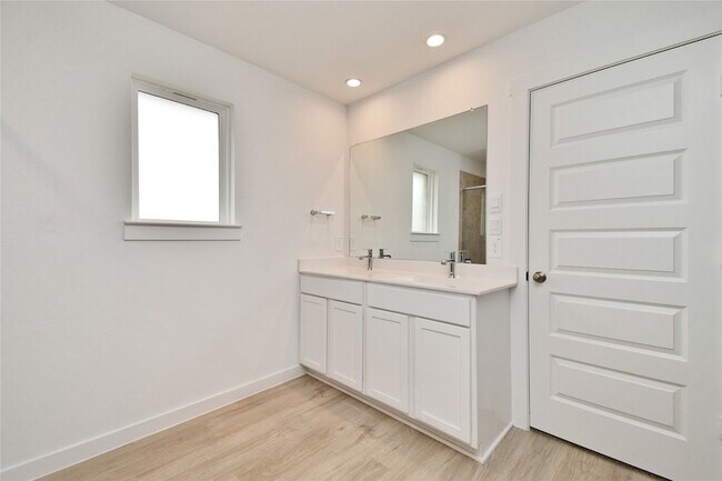 Building Photo - 30330 Reagans Rnch Dr