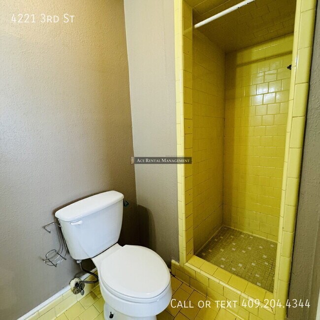 Building Photo - 4221 3rd St