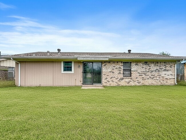 Building Photo - Pet-Friendly 5BR/2BA Home w/ Garage & Fenc...