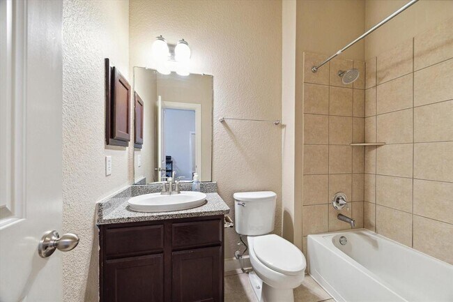 Building Photo - 910 Floriencia St