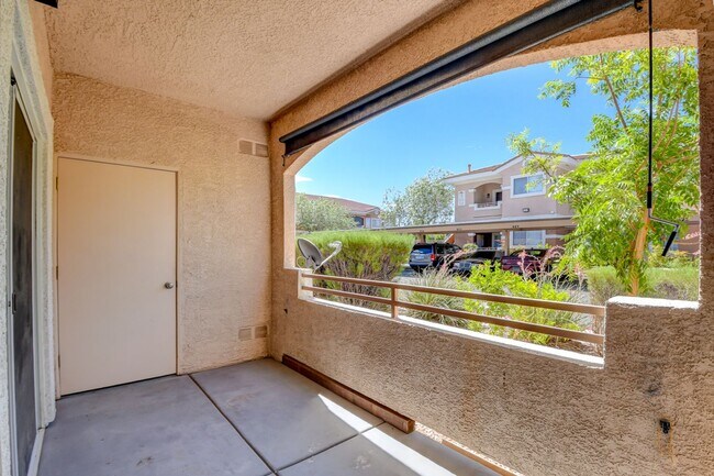 Building Photo - Beautiful 2BR / 2BA Renovated / Modern Con...