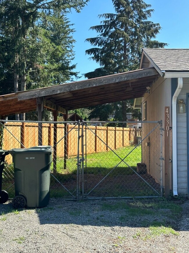 Building Photo - Welcome to this charming 3 bedroom, 2 bathroom home + Office + Large Shed + Mt Si View!
