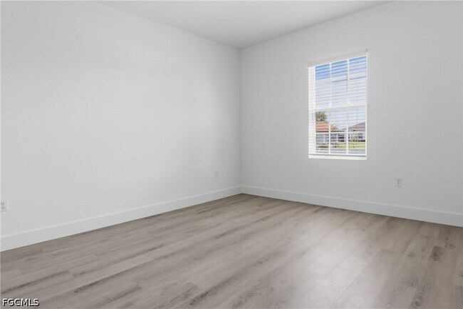Building Photo - 721 Ivan Ave S
