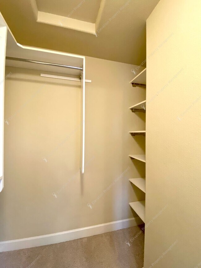 Building Photo - 3BR - 2.5 BA Charming Greenway Home in Lar...