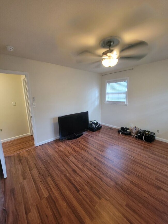 Building Photo - 3 Bedroom 2 Bathroom Home with One Car Attached Garage in Valley Park Homes Subdivision