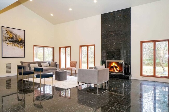 Building Photo - 242 Store Hill Rd