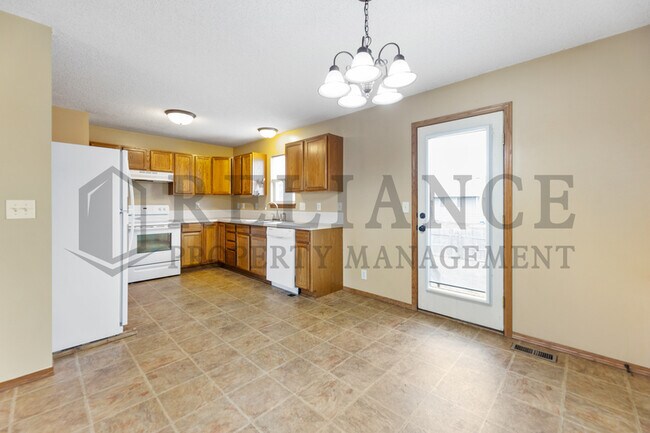 Building Photo - 621 S Longbranch Dr