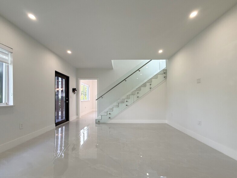 Building Photo - 927 SW 18th Ave