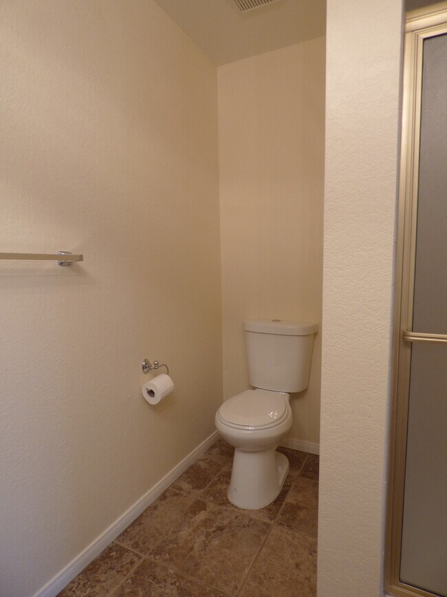 Building Photo - Spacious 2 Bedroom 2 Bath Condo in Bankers...