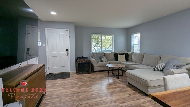 Building Photo - Flowing floorplan, minutes from I-5!!!