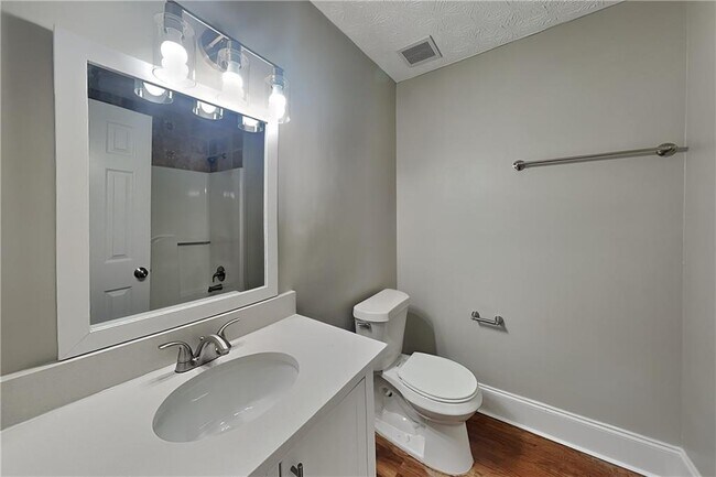 Building Photo - 804 Oak Trce