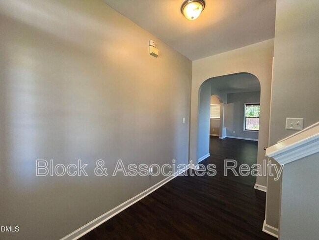 Building Photo - 438 Roanoke Dr