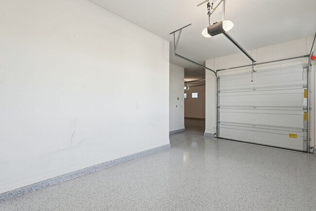 Building Photo - Gated Community Amazing ameneties