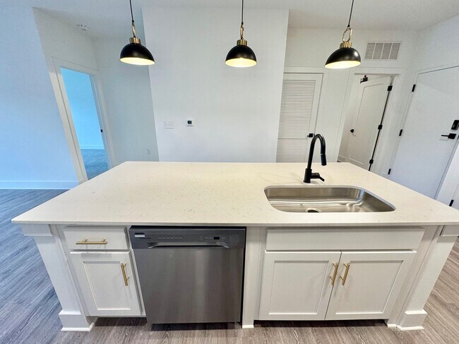 Building Photo - Beautiful NEW 2-Bed, 2- Bath Apartment in Rock Hill!