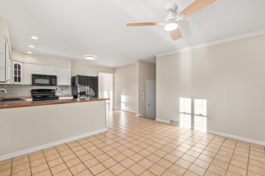 Building Photo - 318 Castleview Dr