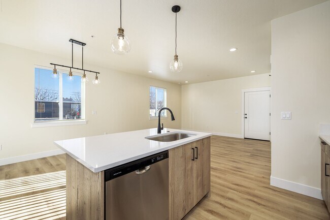 Building Photo - Nearly Brand Bew 3+2 apartment with parking!