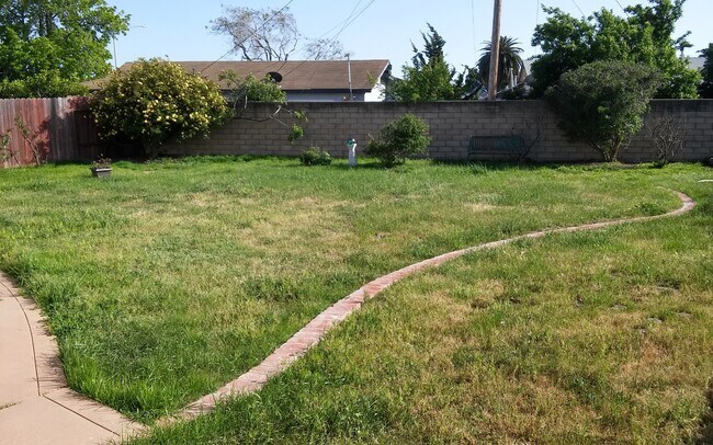 Building Photo - Custom 3 Bd 2ba Home at River Oaks Community