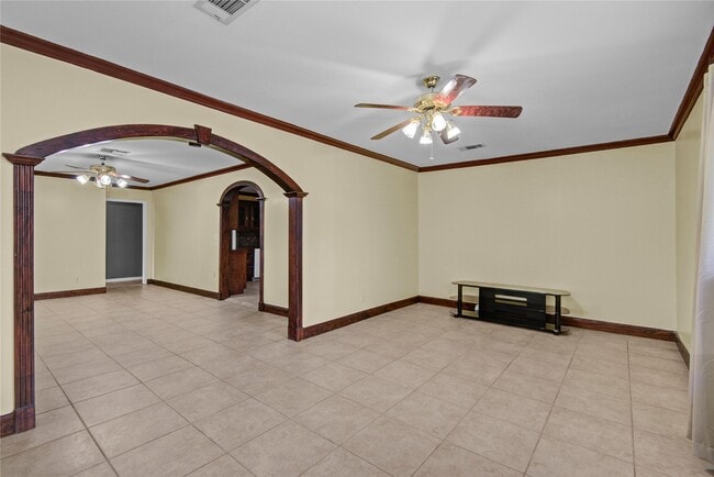 Building Photo - 8565 Ridgepoint Dr