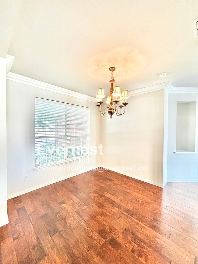 Building Photo - 4-Bedroom Home with Versatile Layout Near ...