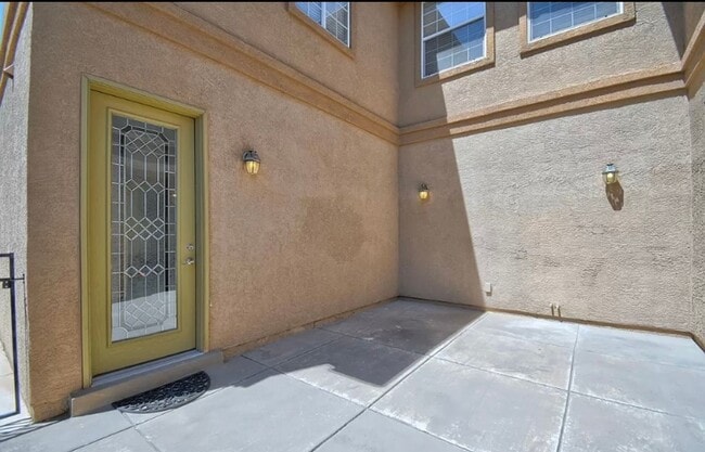 Building Photo - COMING SOON Large 5 Bedroom home with loft...