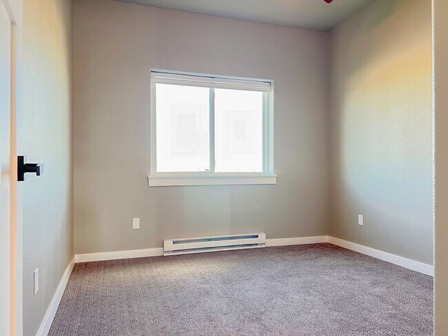 Building Photo - Pet Friendly 2 bed/ 2 bath unit at Soldier Ridge!