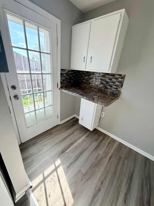 Building Photo - 2472 Woodhill Dr