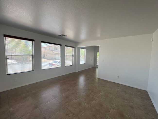 Building Photo - 3 bedroom 2 bath home