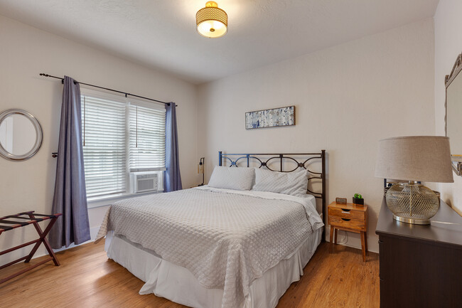 Large downstairs bedroom with king size bed, closet and dresser. - 717 E Lakeside Ave