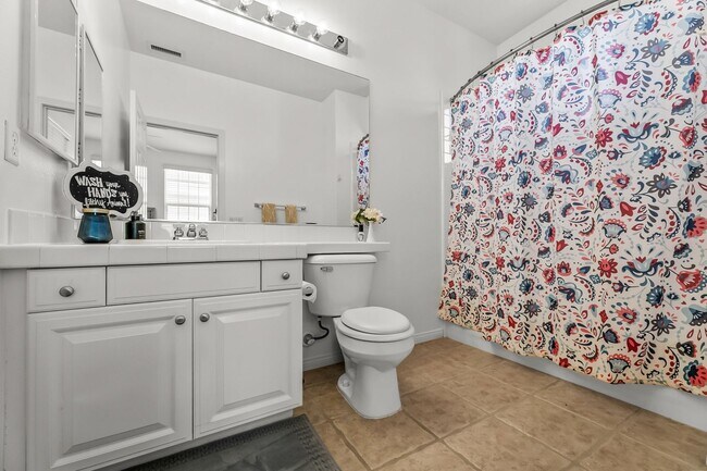 Building Photo - 4 Bedroom Home in the Beautiful Bridgeport Community!